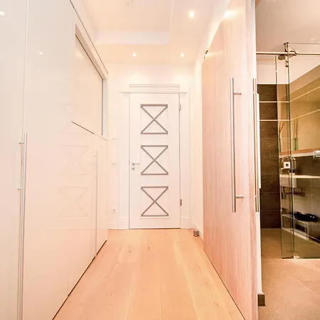 Claire Meerzeit Apartment
